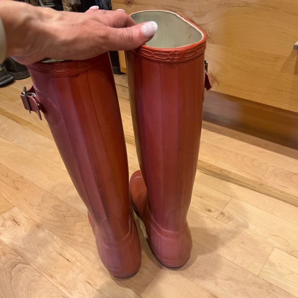 HUNTER Red Rainboots, Size 7, gently worn, great condition - Picture 2 of 3